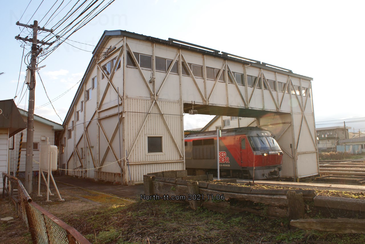 根室線新得駅を出発するDF200形の貨物列車