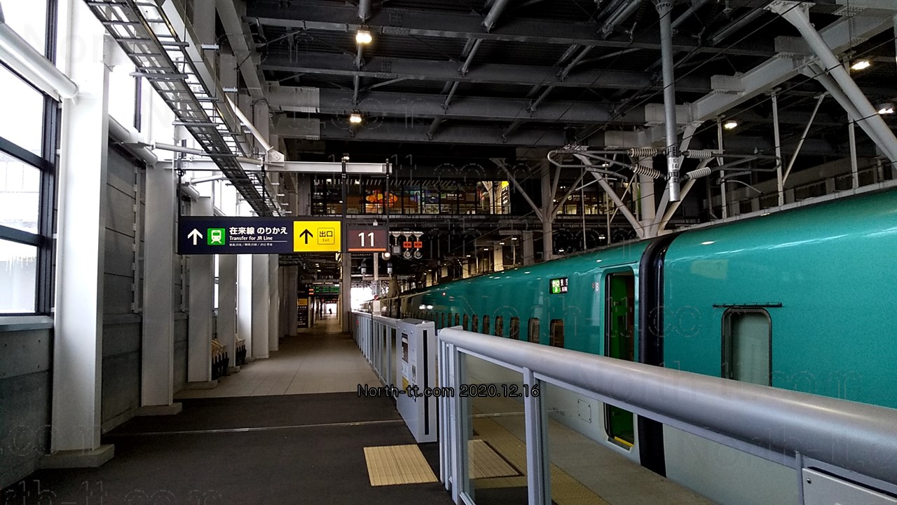 新函館北斗駅の11番ホーム。本来特急とは平面的に乗換が可能で乗り換え時間の短縮を意図している。