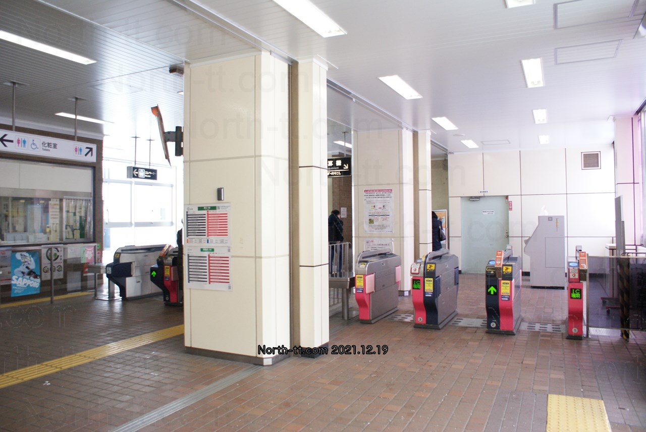 澄川駅改札（改札外から）