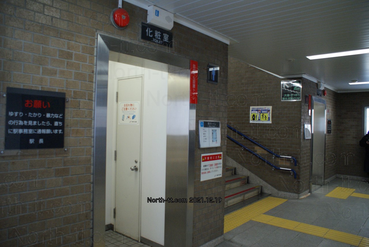 澄川駅改札内の踊り場のトイレ