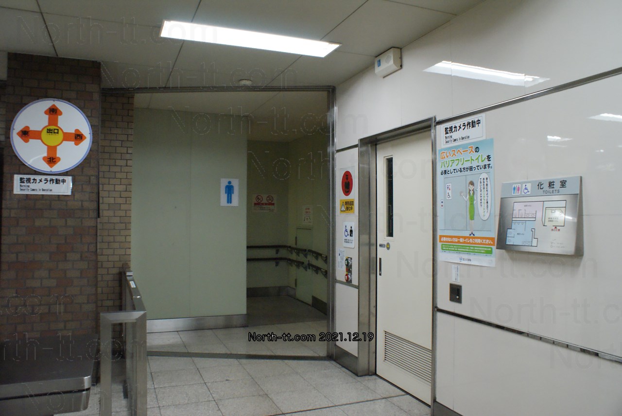 平岸駅2番出口には男女、多目的トイレを設置