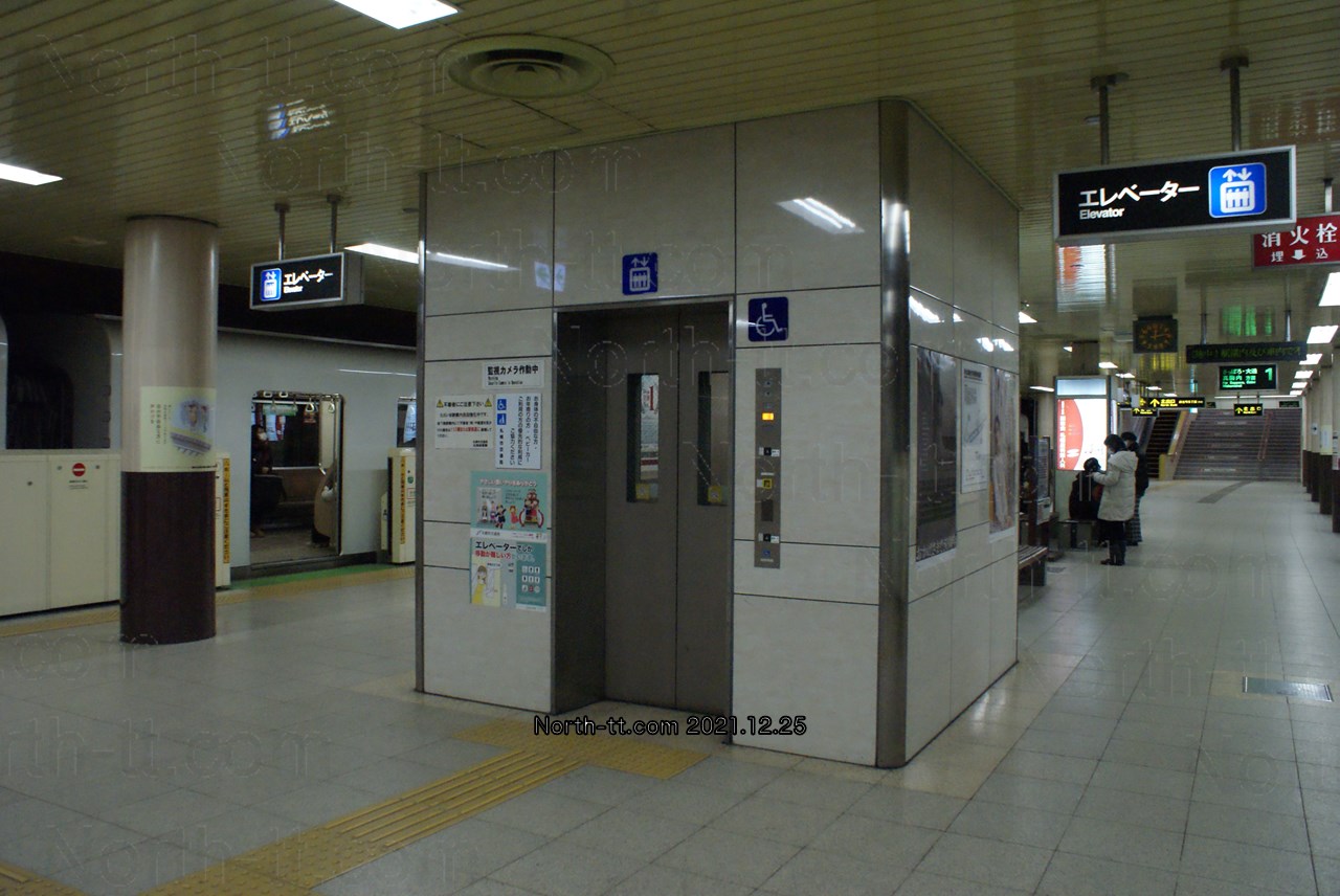 麻生駅ホームのエレベータ