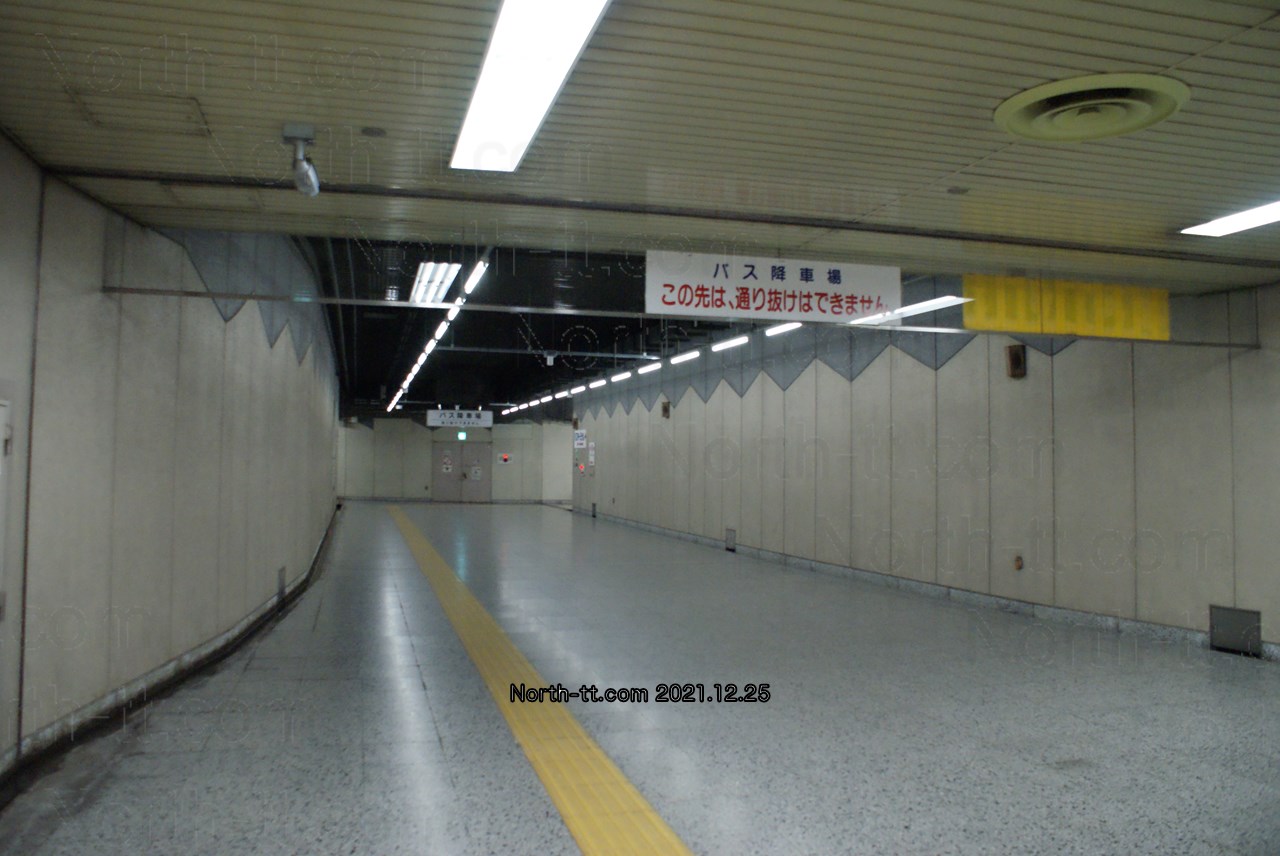 麻生バスターミナル降車場への地下通路
