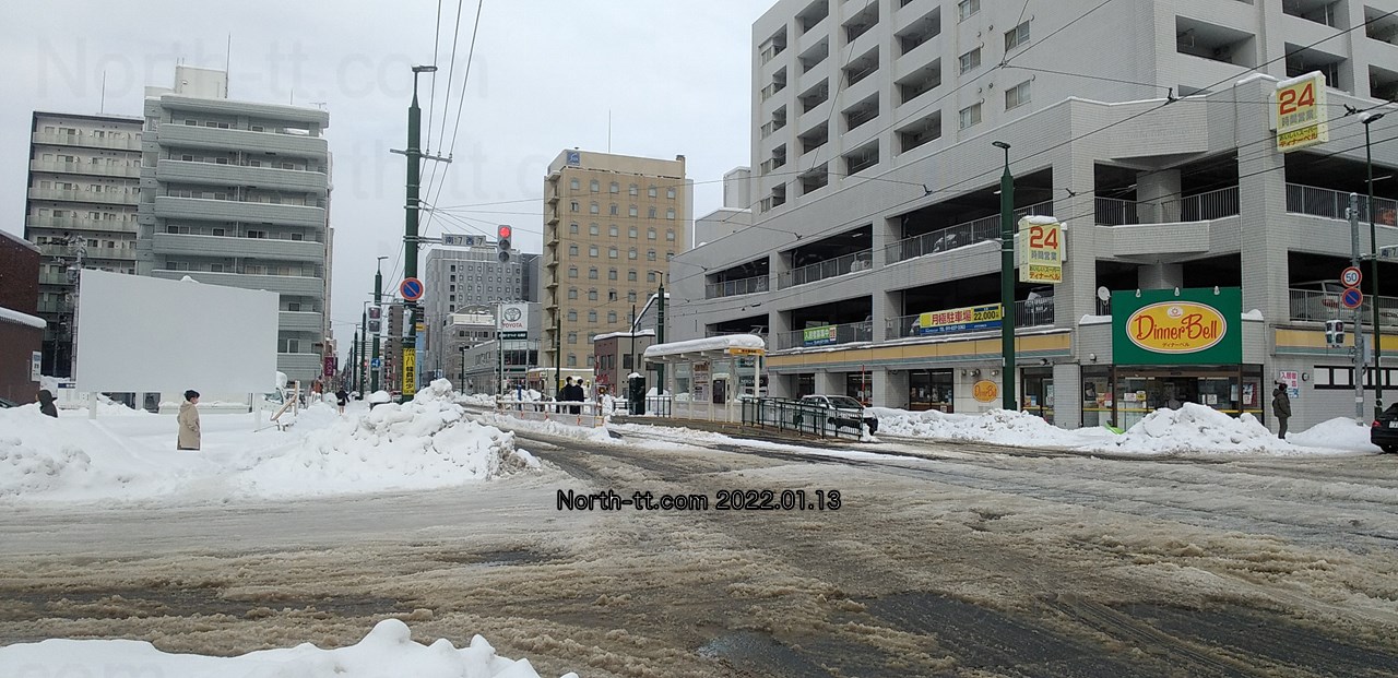  1月13日の札幌市電東本願寺前電停付近。道路が凍った雪でぼこぼこになっている 