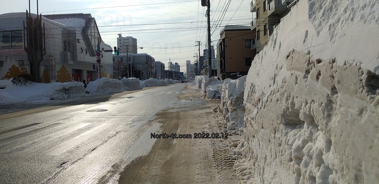  2月12日早朝に排雪が完了し2車線幅で路面も見えている東8丁目・篠路通り 