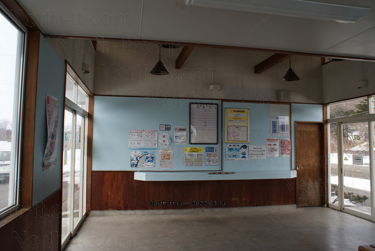  無人駅の壁には時刻表の他管理駅の番号も掲示されている 