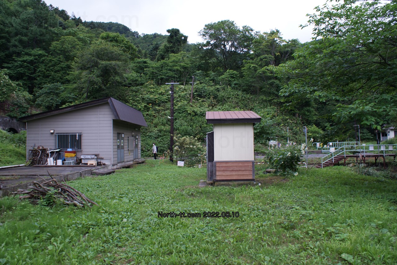  小幌駅保線詰所とトイレ 
