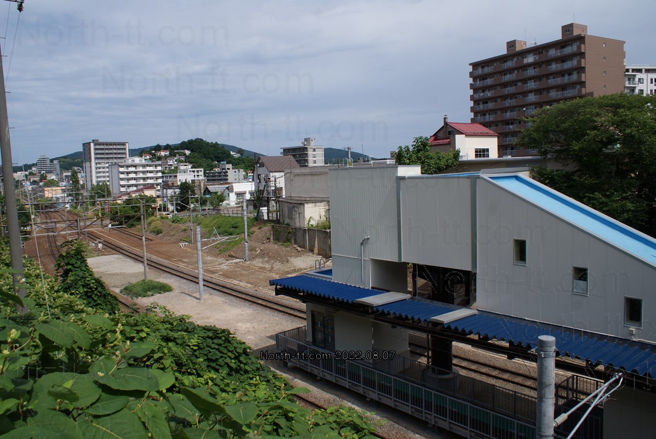  南小樽駅ホームからエレベータ建屋 