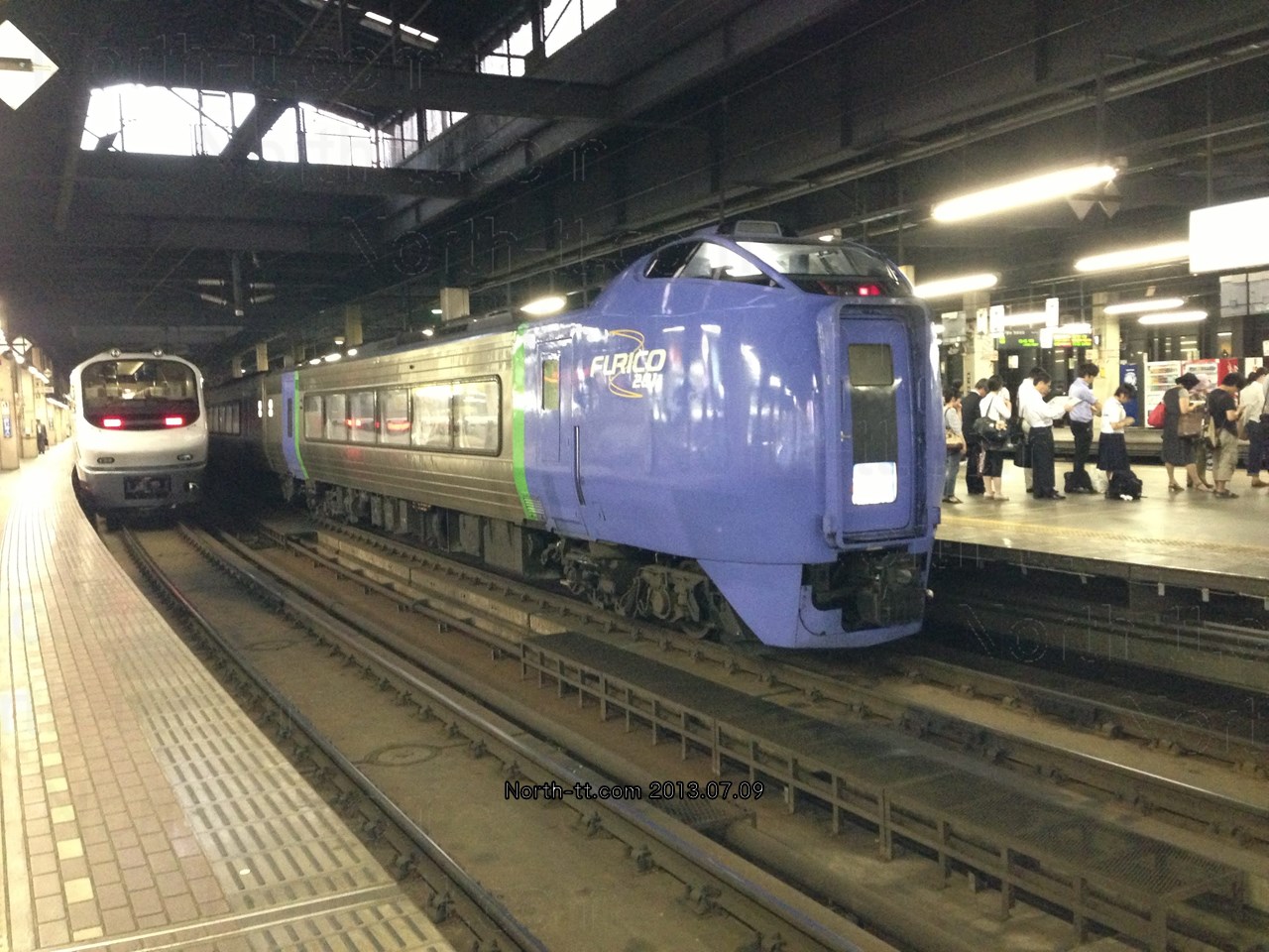  2013年7月のキハ281。臨時列車として運用されるノースレインボーと並ぶ 